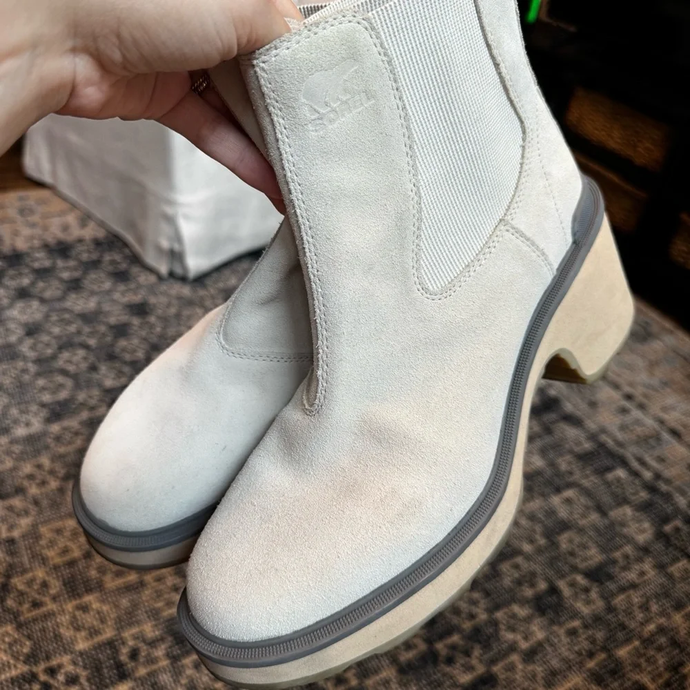 Sorel Cream Hi-Line Heel Chelsea Boot size 9